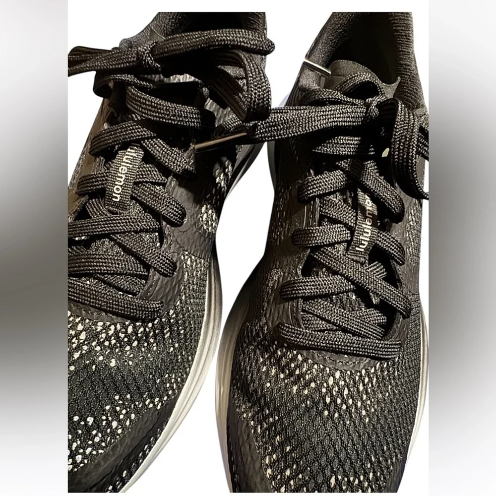 Lululemon Blissfeel 2 Women's Running Shoe *Winter Size 9 Black Silver Drop